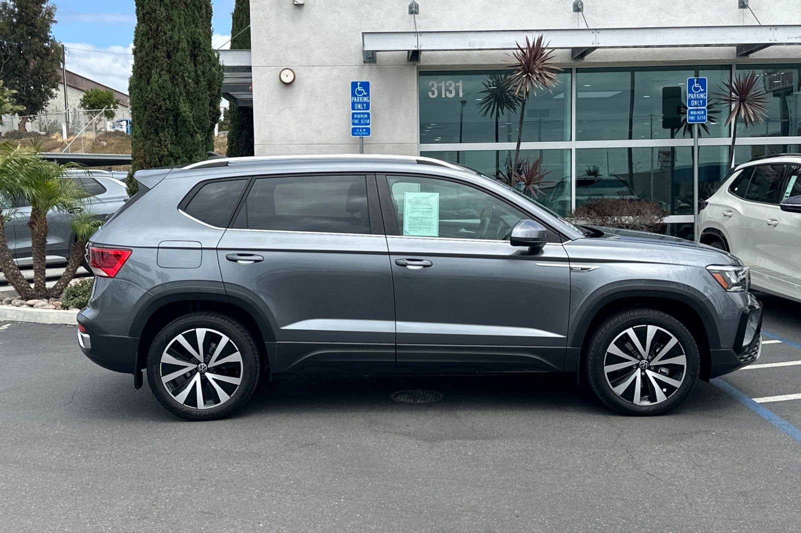 Used 2023 Volkswagen Taos SE w/ Panoramic Sunroof Package FWD image 3