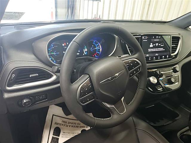 Used 2025 Chrysler Pacifica Select FWD image 8