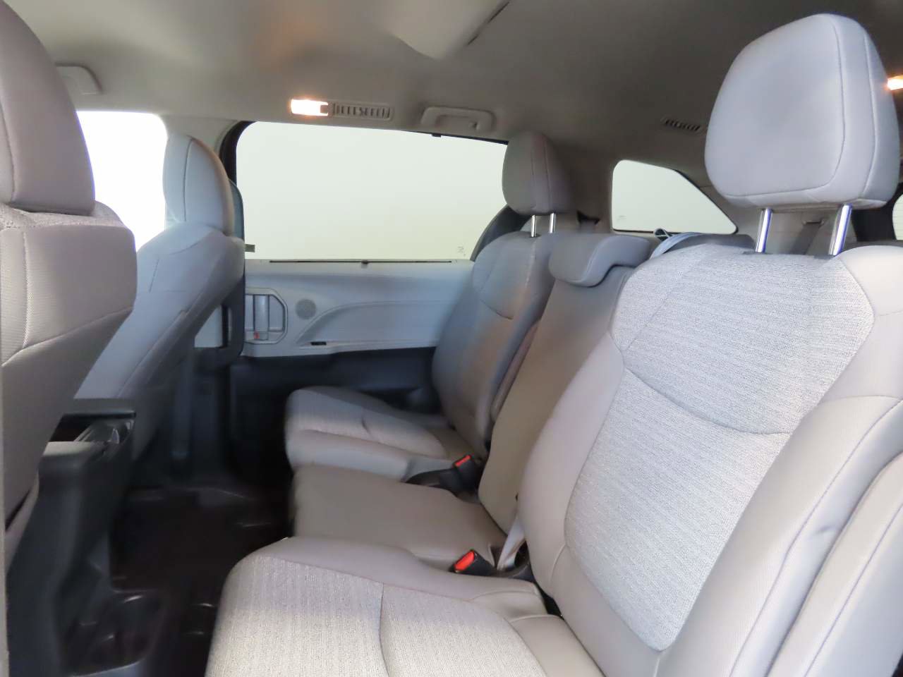 Used 2023 Toyota Sienna LE FWD image 16