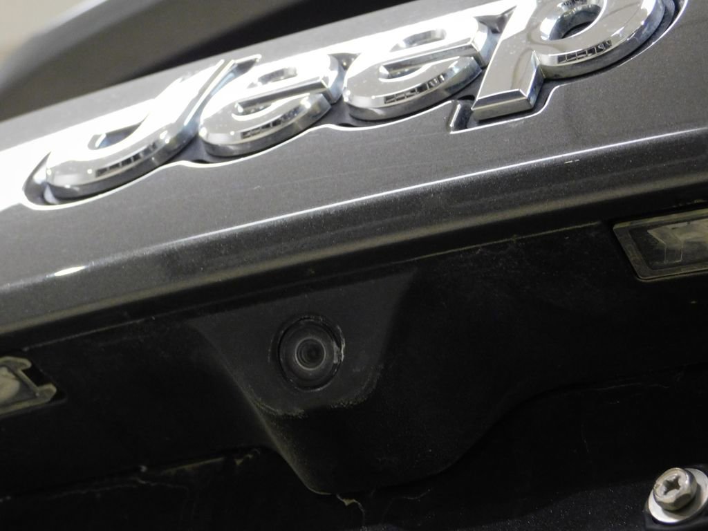 Used 2017 Jeep Grand Cherokee Overland AWD/4WD image 90
