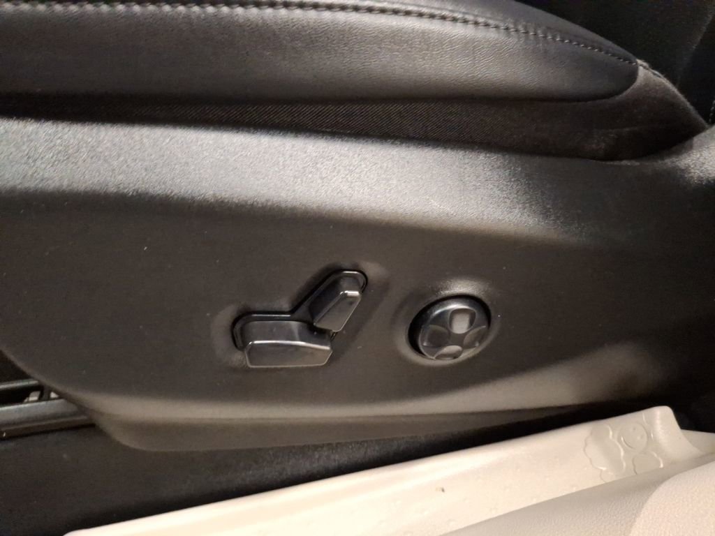 Used 2024 Chrysler Pacifica Touring-L image 18