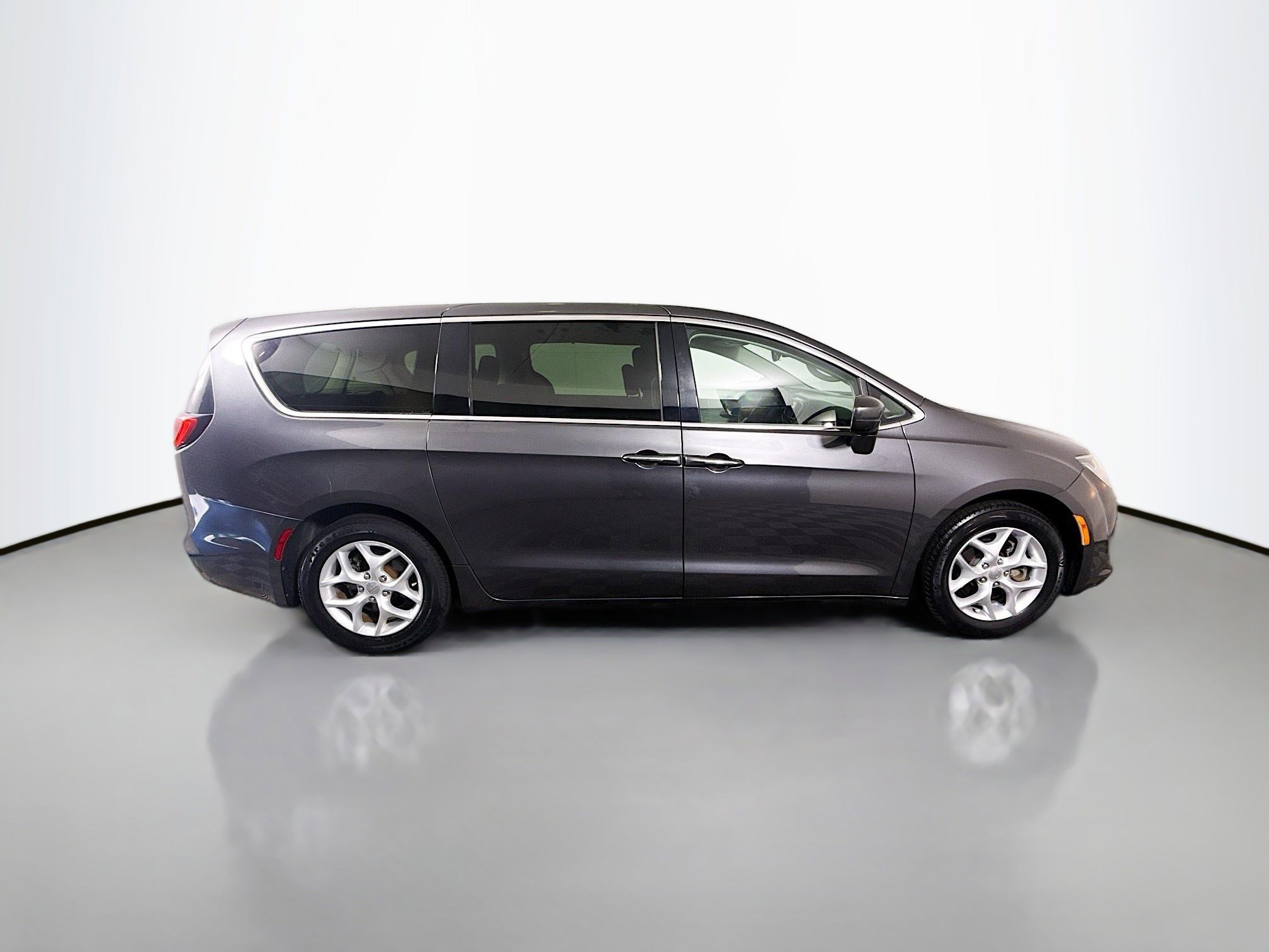 Used 2018 Chrysler Pacifica Touring Plus w/ Tire & Wheel Group image 11