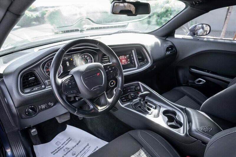 Used 2016 Dodge Challenger SXT RWD image 9