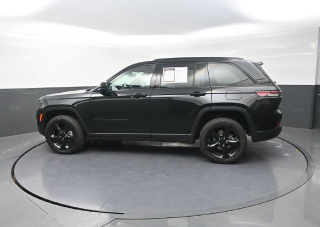 Used 2025 Jeep Grand Cherokee Altitude AWD/4WD image 7