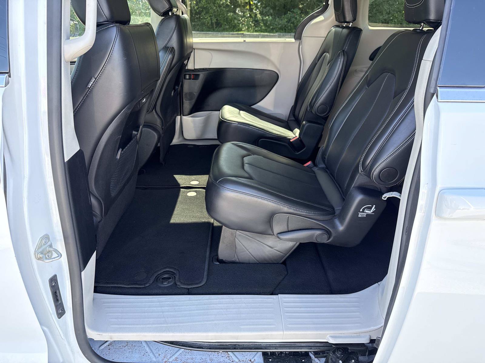 Used 2024 Chrysler Pacifica Touring-L FWD image 28