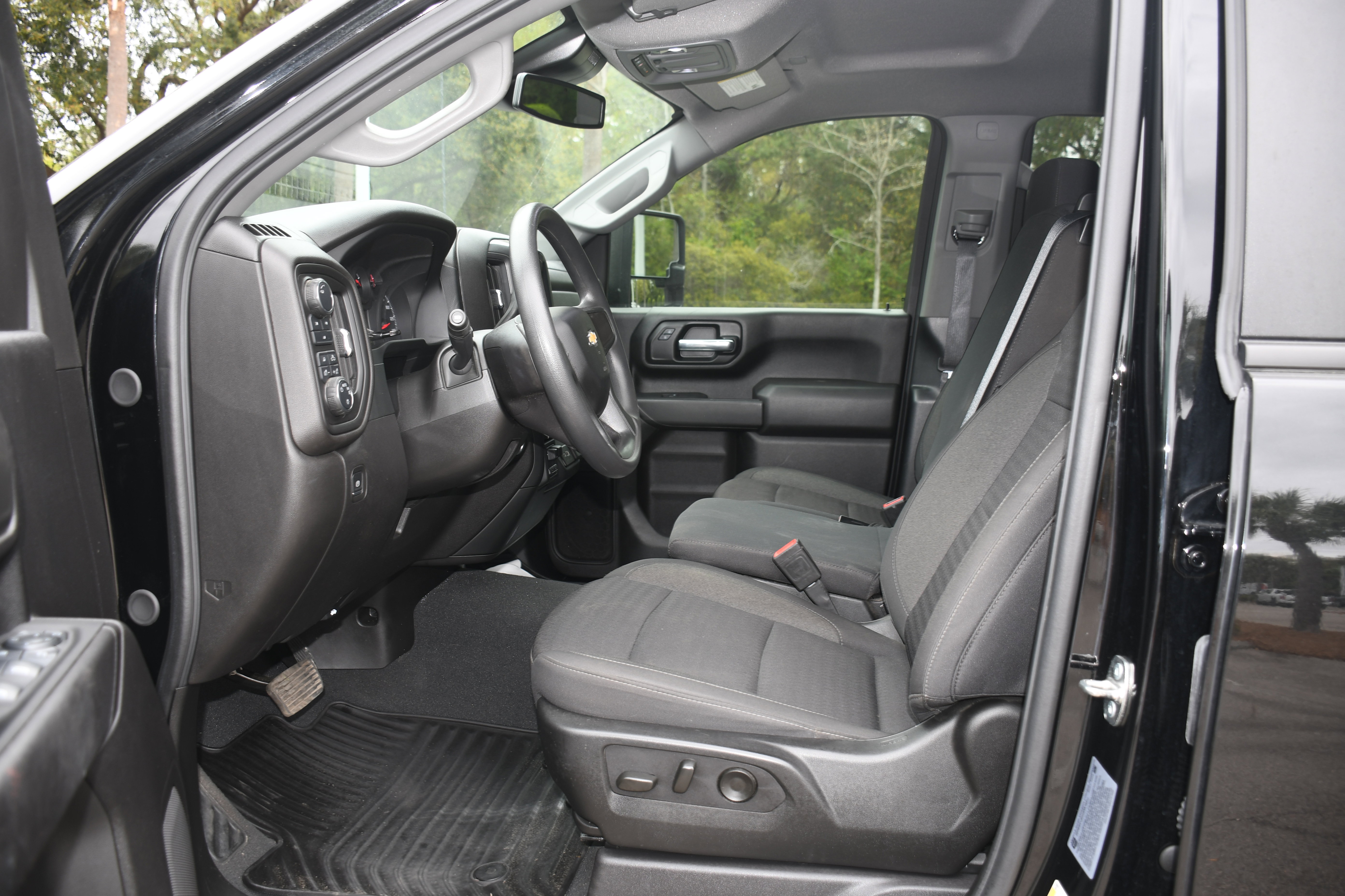 Used 2024 Chevrolet Silverado 2500 Custom w/ Custom Value Package image 7