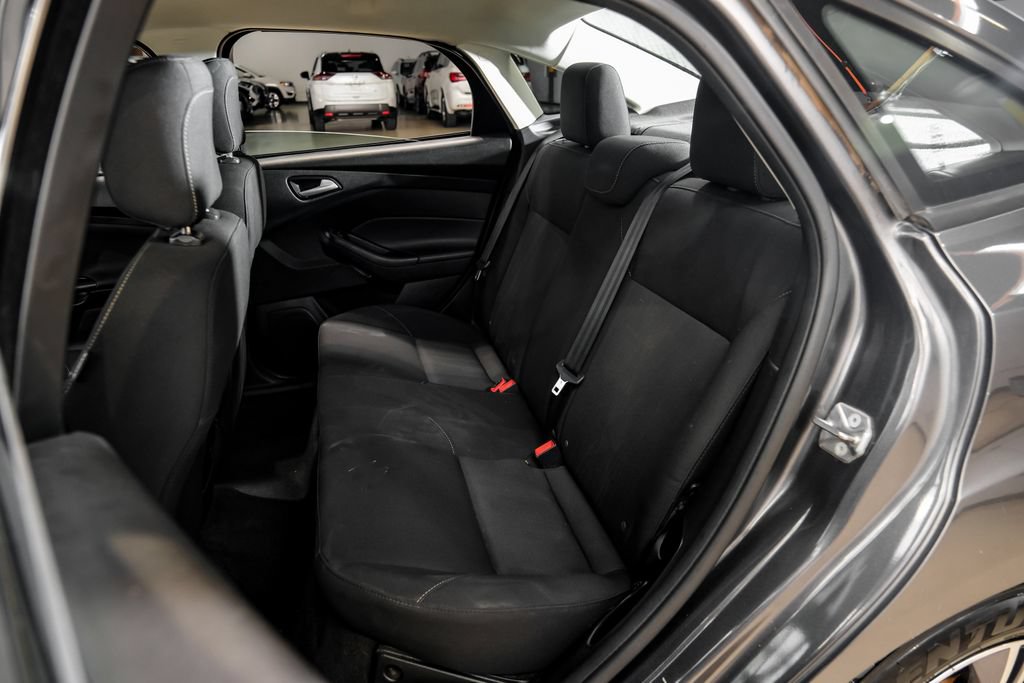 Used 2018 Ford Focus SE w/ SE Appearance Package FWD image 41