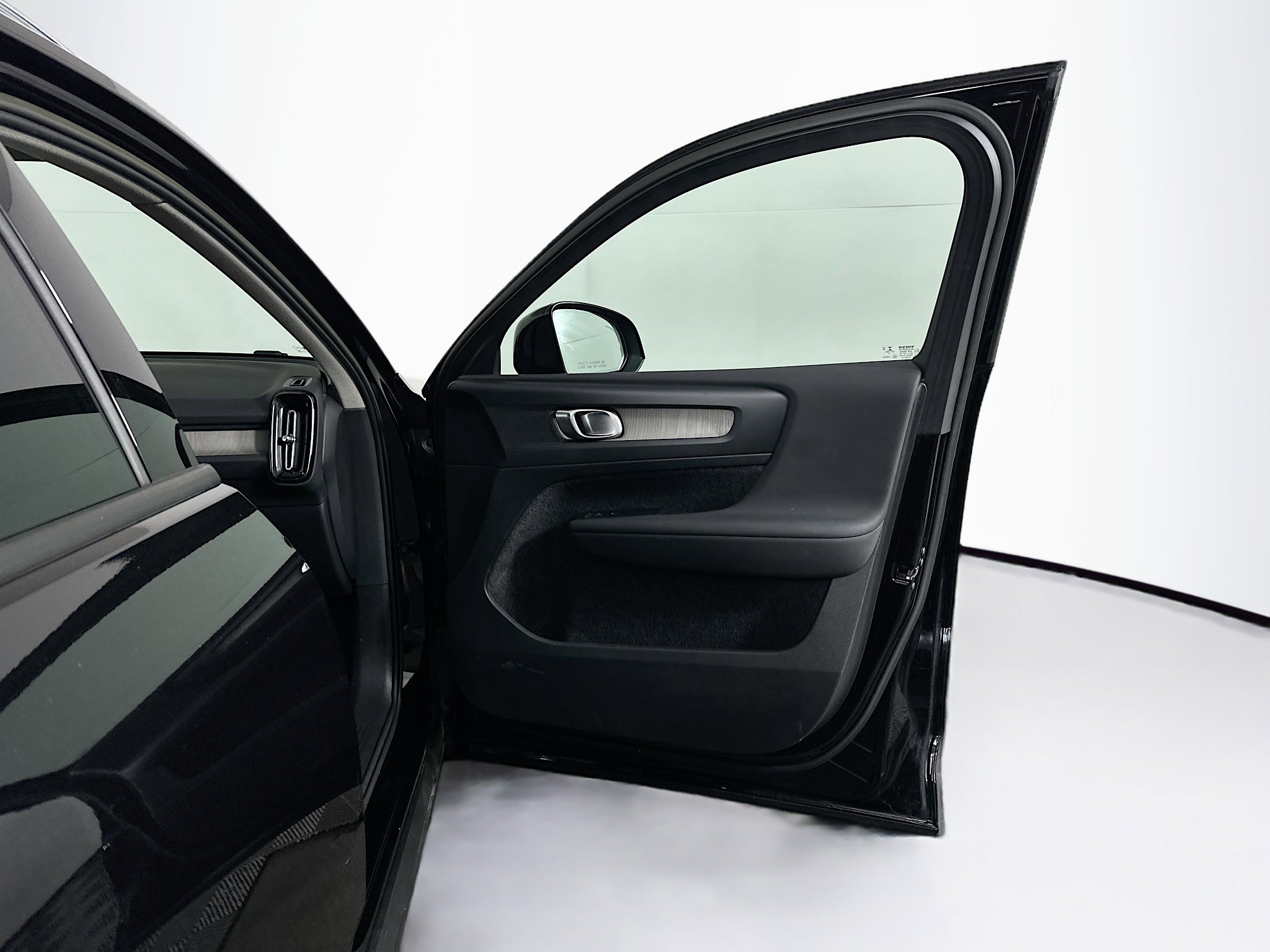 Used 2023 Volvo XC40 B5 Core w/ Protection Package Premier image 32