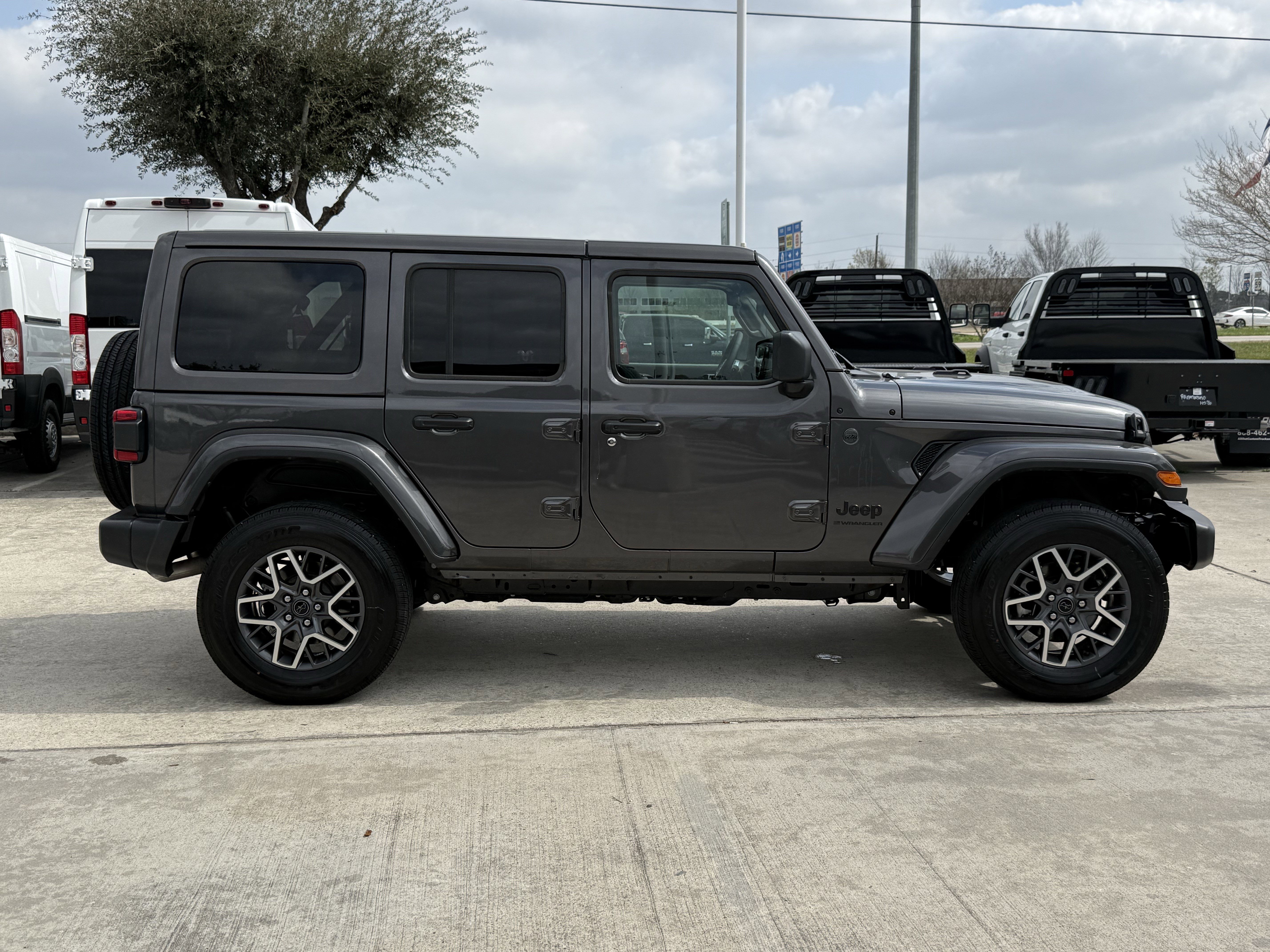 Used 2025 Jeep Wrangler Sahara image 3