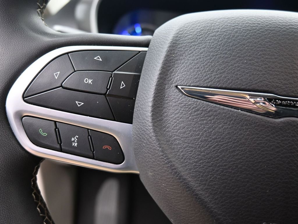 Used 2023 Chrysler Pacifica Touring-L FWD image 18