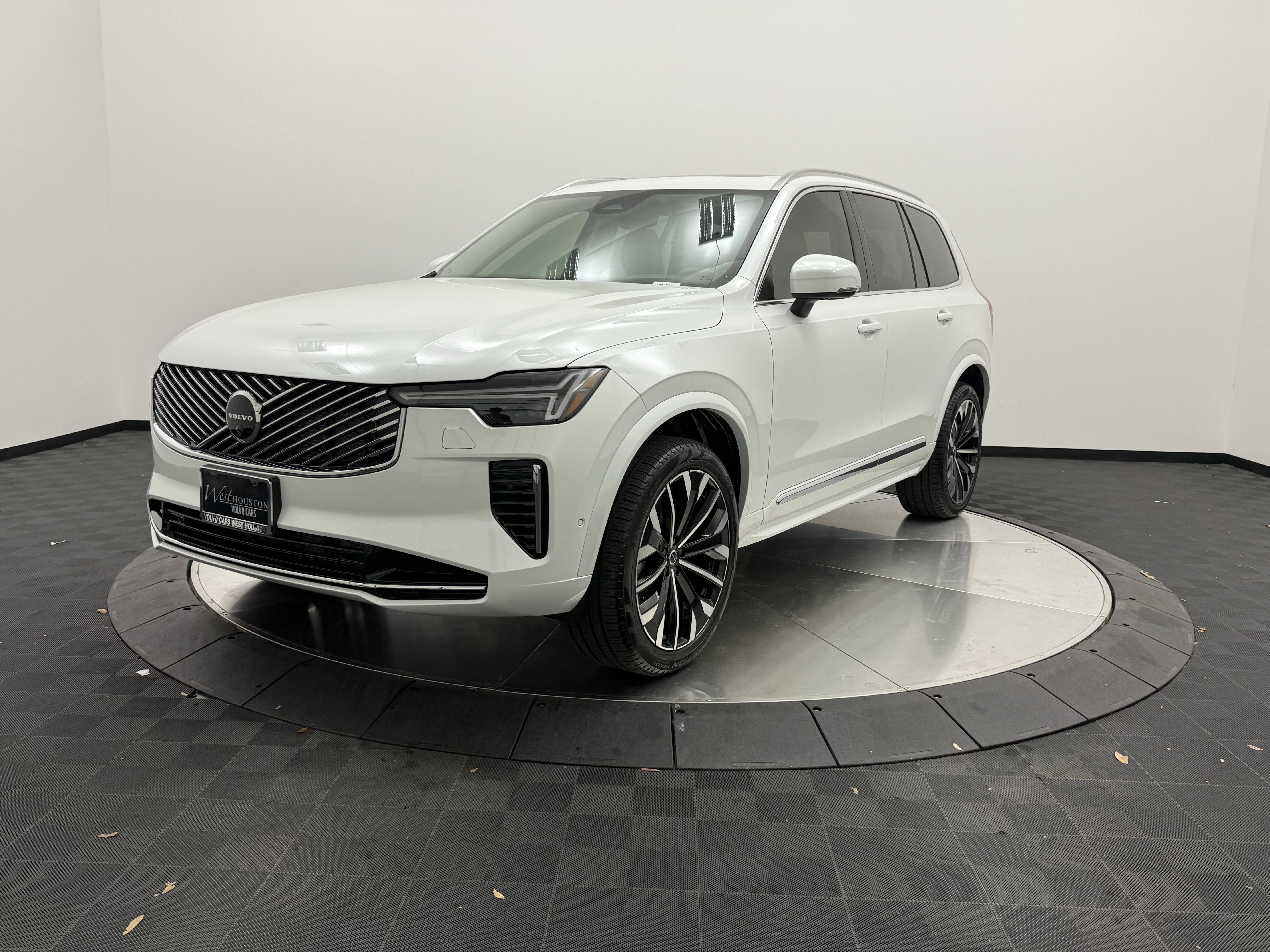 Used 2026 Volvo XC90 B6 Ultra w/ Protection Package image 4