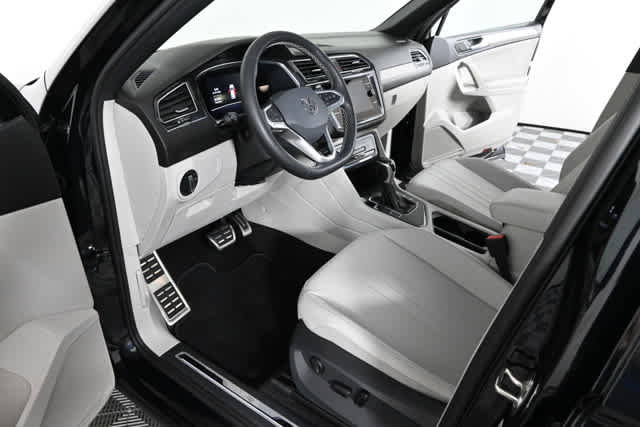 Used 2023 Volkswagen Tiguan SE R-Line FWD image 17