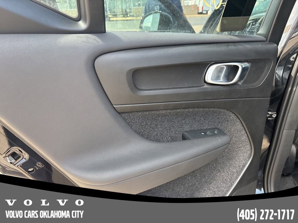 Used 2025 Volvo XC40 B5 Plus image 16