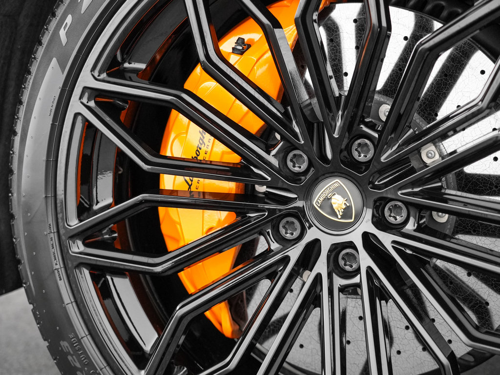 Used 2025 Lamborghini Urus SE AWD/4WD image 47
