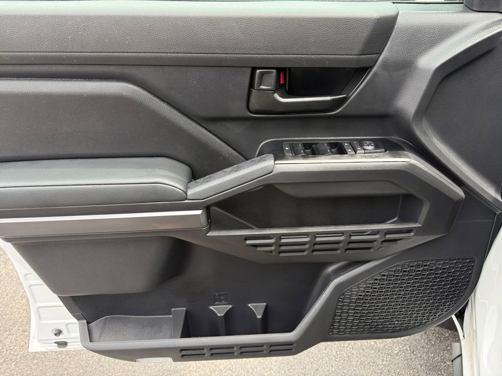 Used 2025 Toyota Tacoma SR5 AWD/4WD image 28