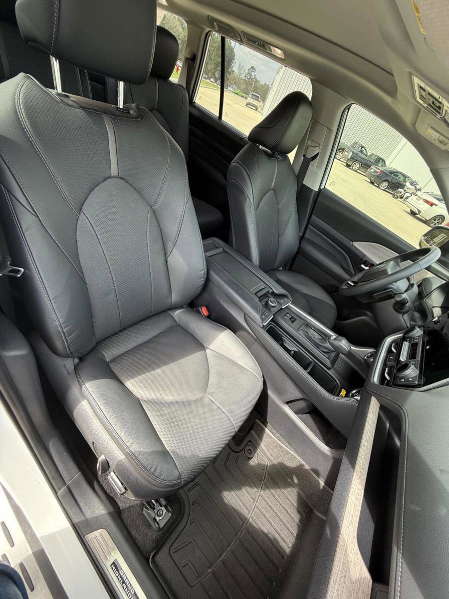 Used 2025 Toyota Grand Highlander AWD image 11