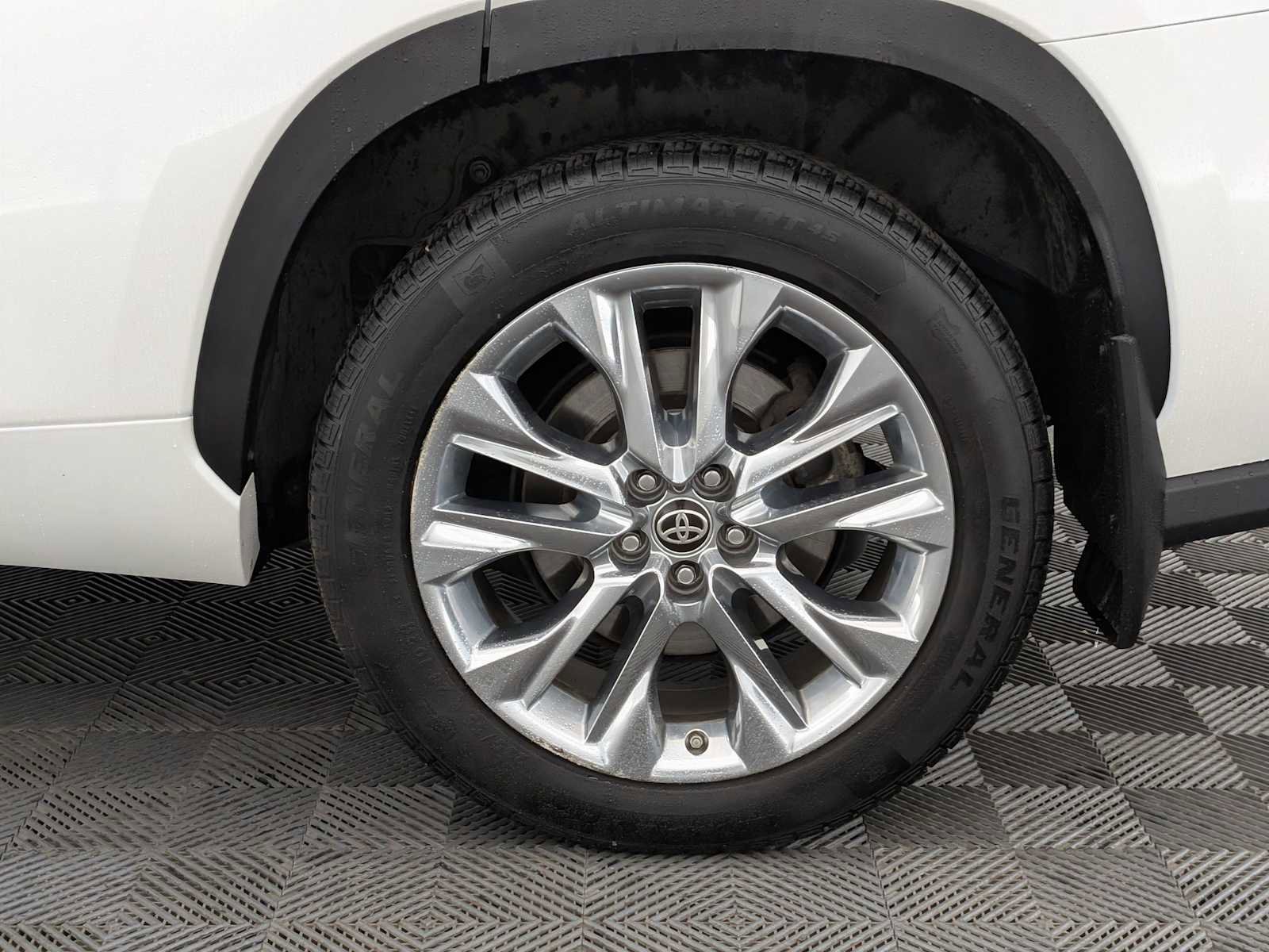 Used 2021 Toyota Highlander Limited image 14