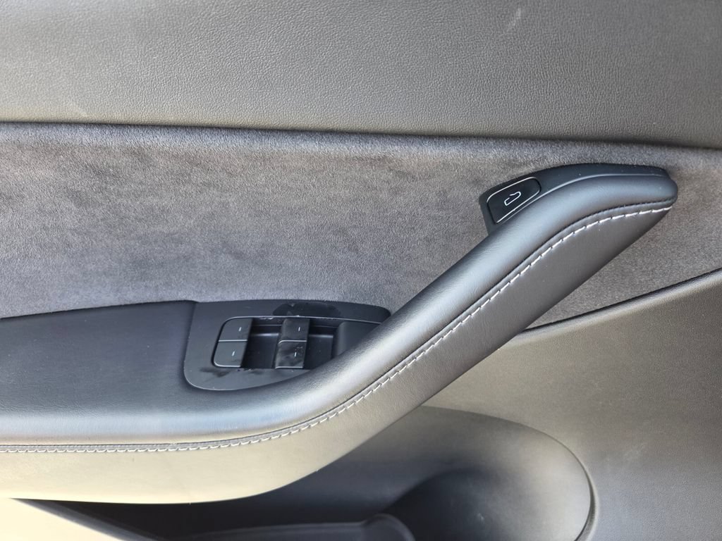 Used 2021 Tesla Model Y Long Range AWD/4WD image 24