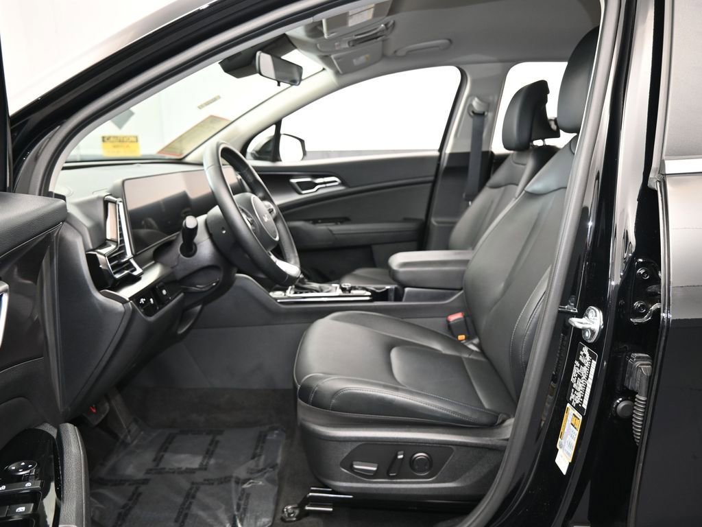 Used 2025 Kia Sportage EX image 11