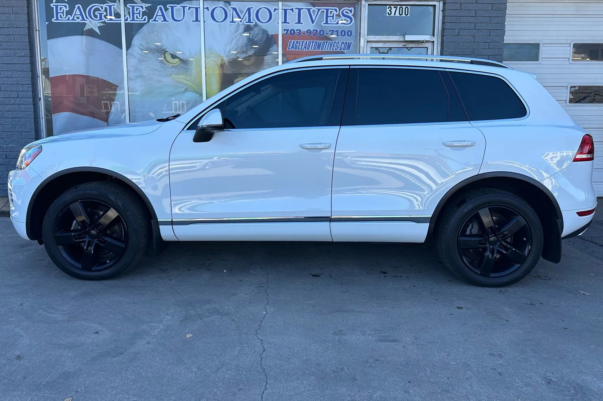 Used 2013 Volkswagen Touareg Sport image 6