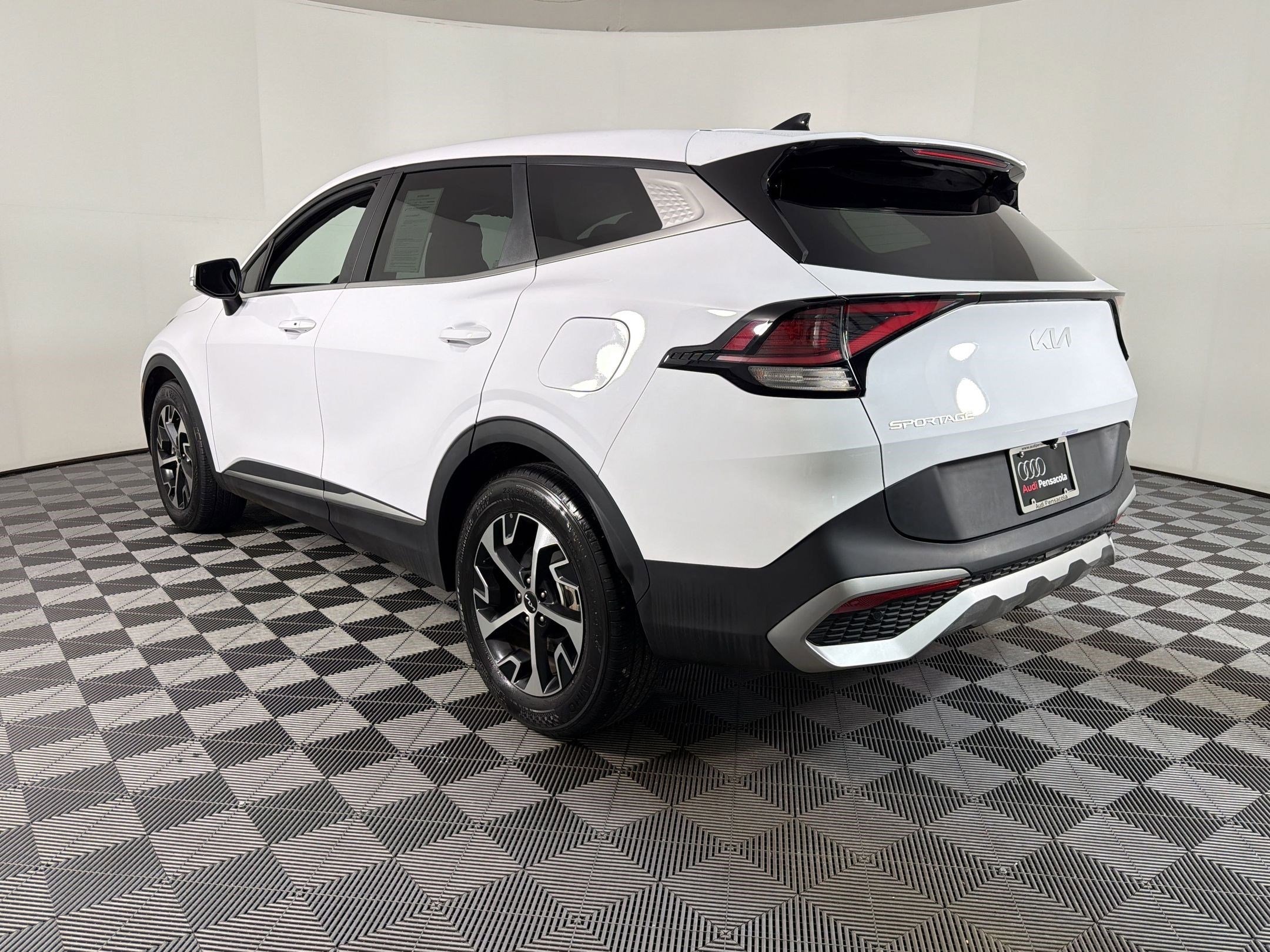 Used 2024 Kia Sportage EX FWD image 3