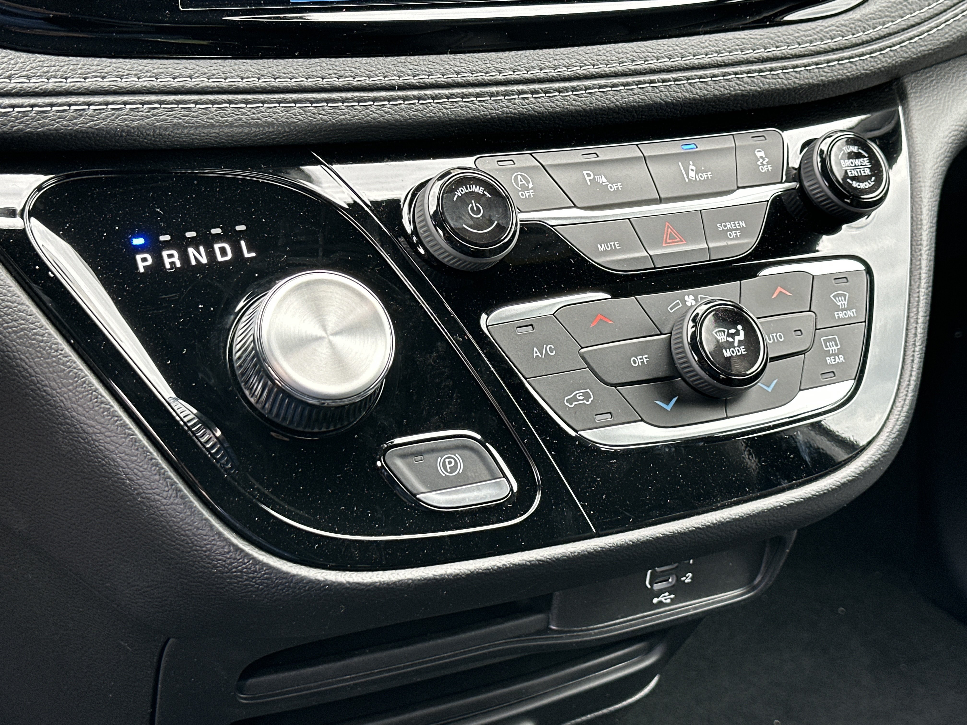 New 2027 Chrysler Pacifica Select FWD image 4