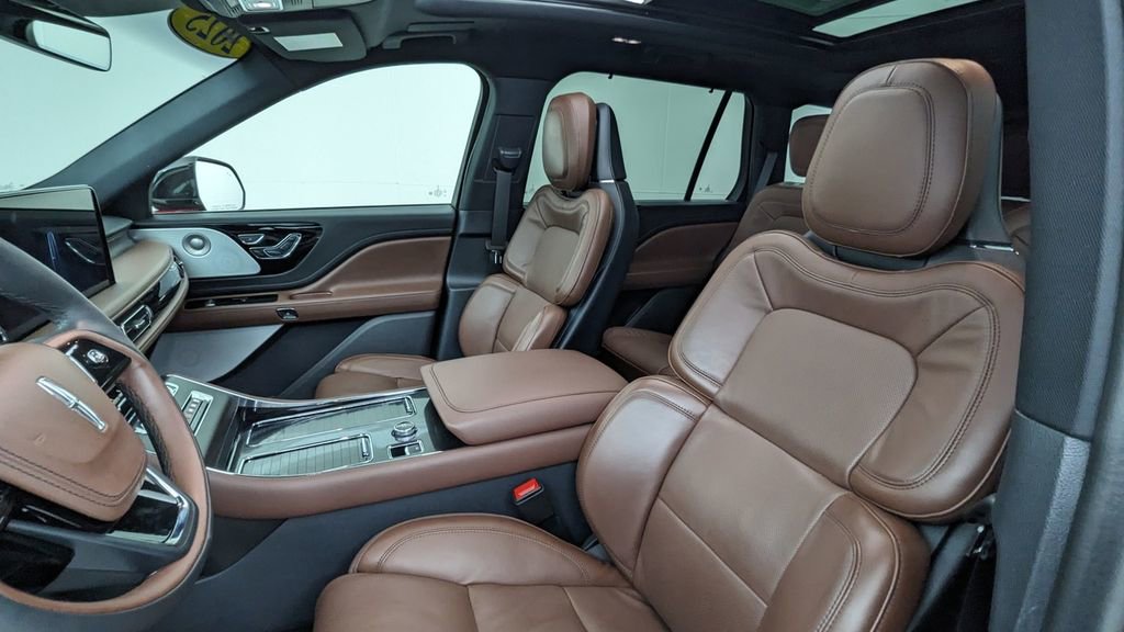 Used 2025 Lincoln Aviator Reserve w/ Equipment Group 201A image 2