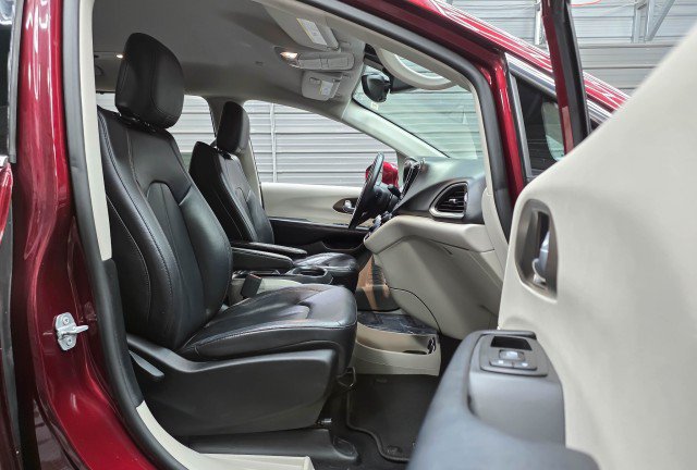 Used 2017 Chrysler Pacifica Touring-L FWD image 17