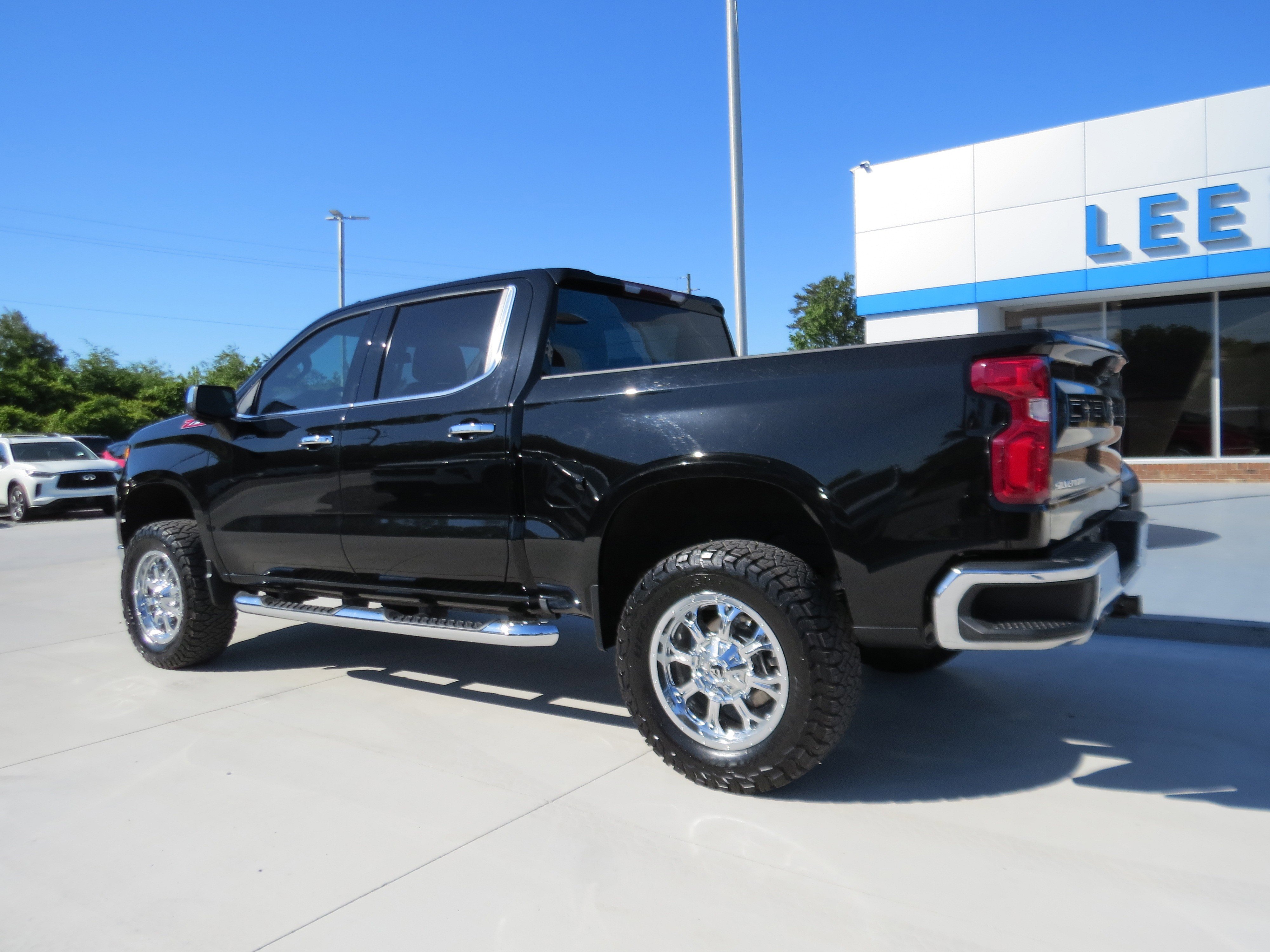 Used 2023 Chevrolet Silverado 1500 LTZ AWD/4WD image 4