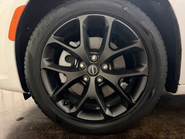 Used 2025 Chrysler Pacifica Limited AWD/4WD image 10