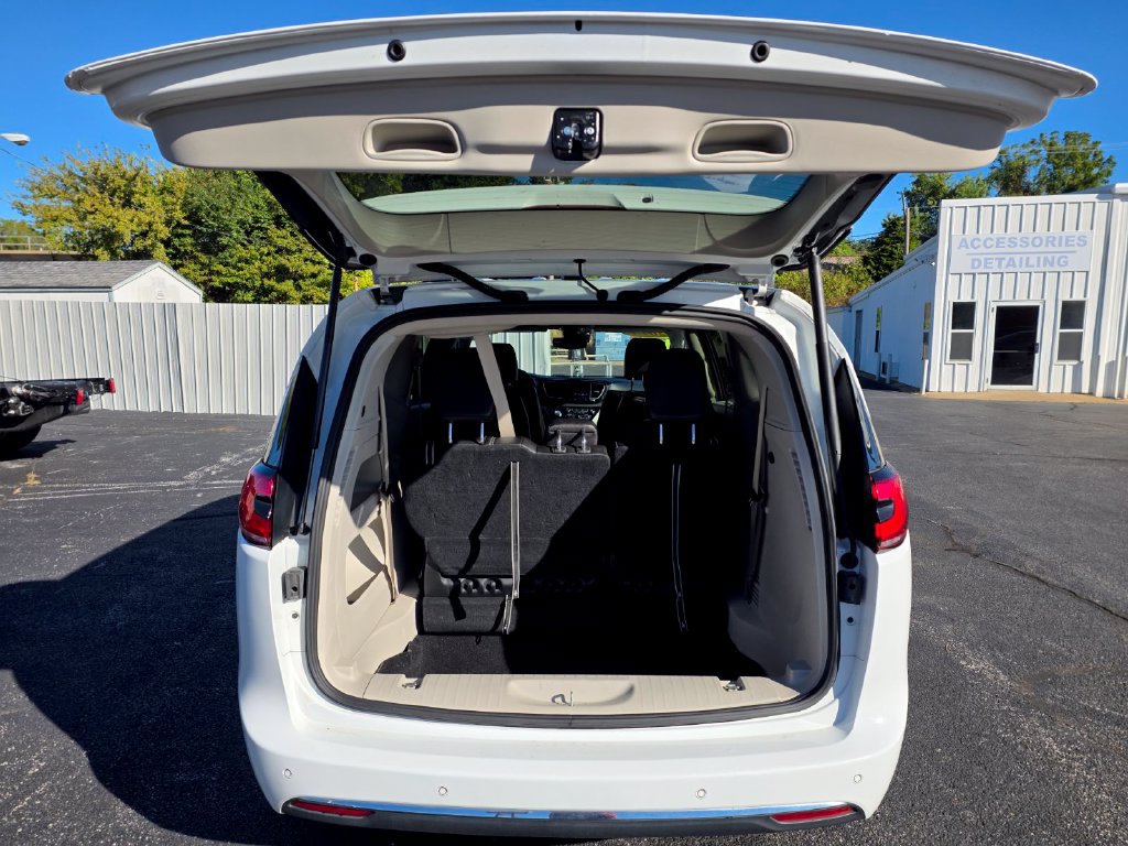 Used 2023 Chrysler Pacifica Touring-L FWD image 30
