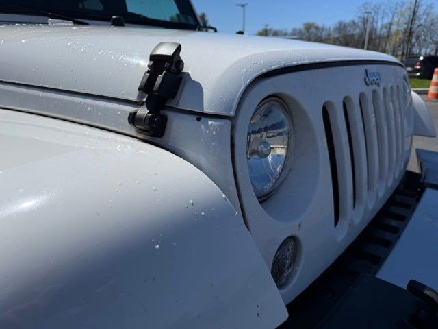 Used 2015 Jeep Wrangler Unlimited Sahara w/ Connectivity Group image 18