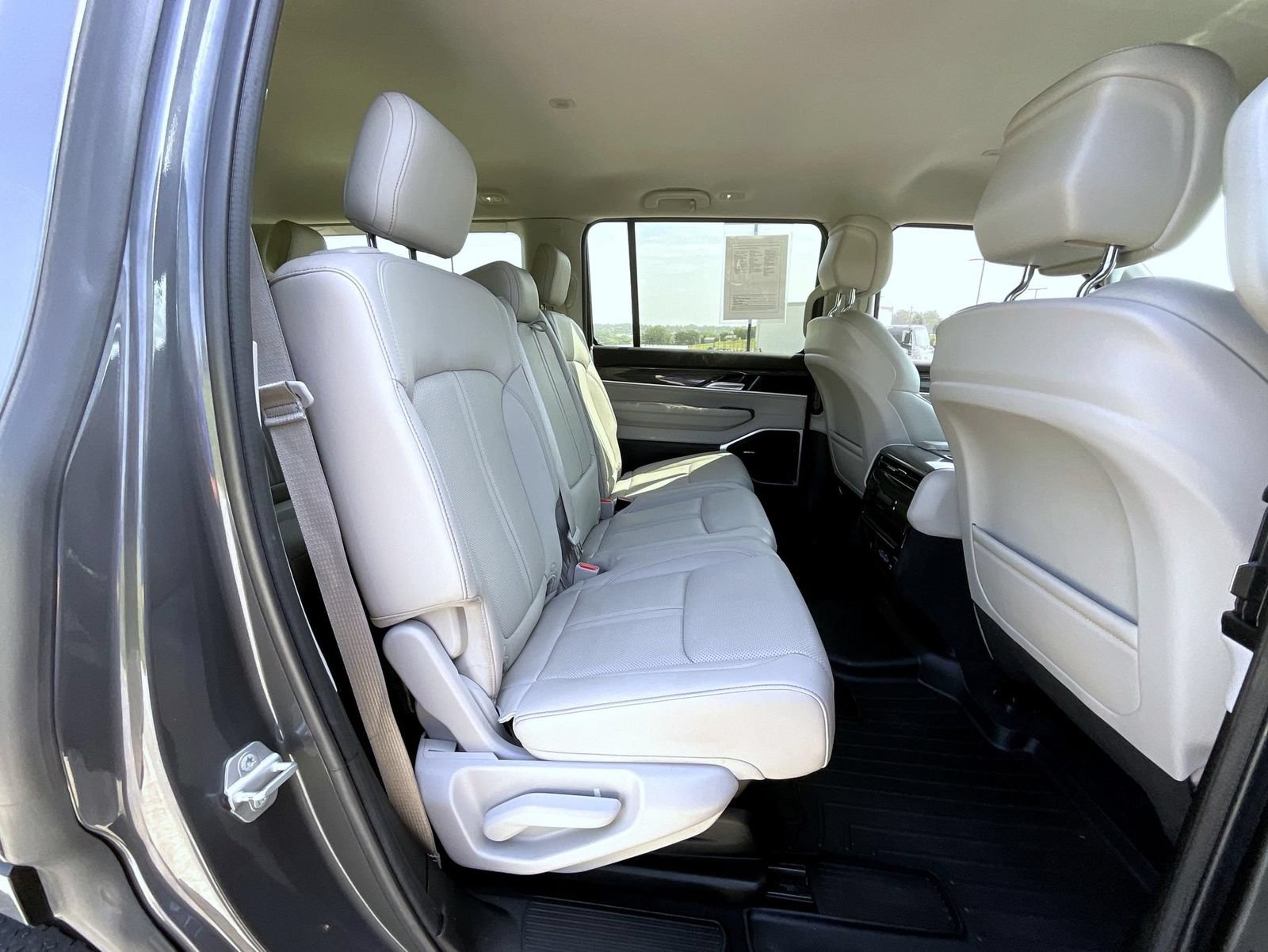 Used 2022 Jeep Wagoneer Series II AWD/4WD image 19