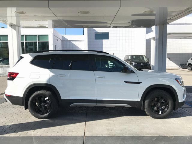 New 2025 Volkswagen Atlas Peak Edition SE image 1