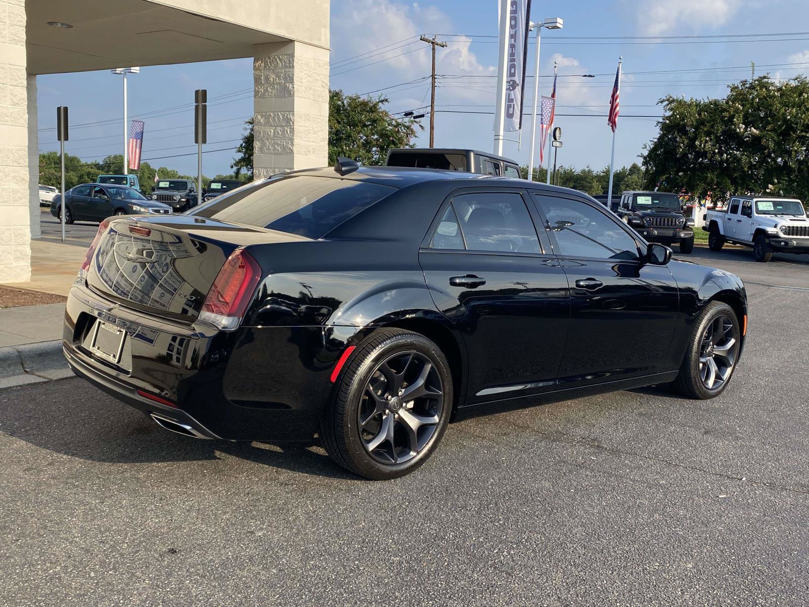 Used 2021 Chrysler 300 Touring w/ Sport Appearance Package RWD image 9