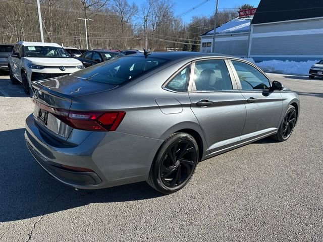 Certified 2025 Volkswagen Jetta SE w/ Sunroof Package image 9