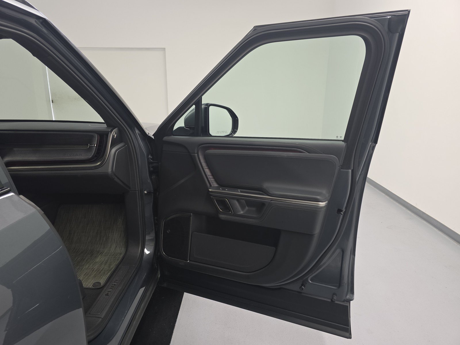 Used 2024 Rivian R1S Adventure AWD/4WD image 18