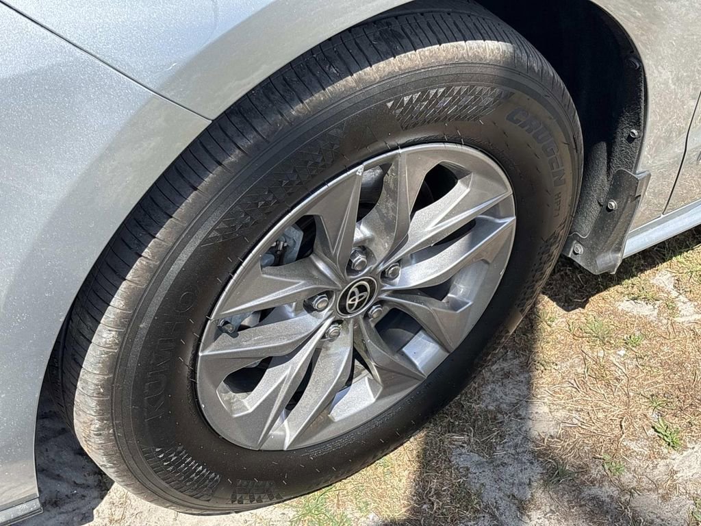 Used 2021 Toyota Sienna LE image 6