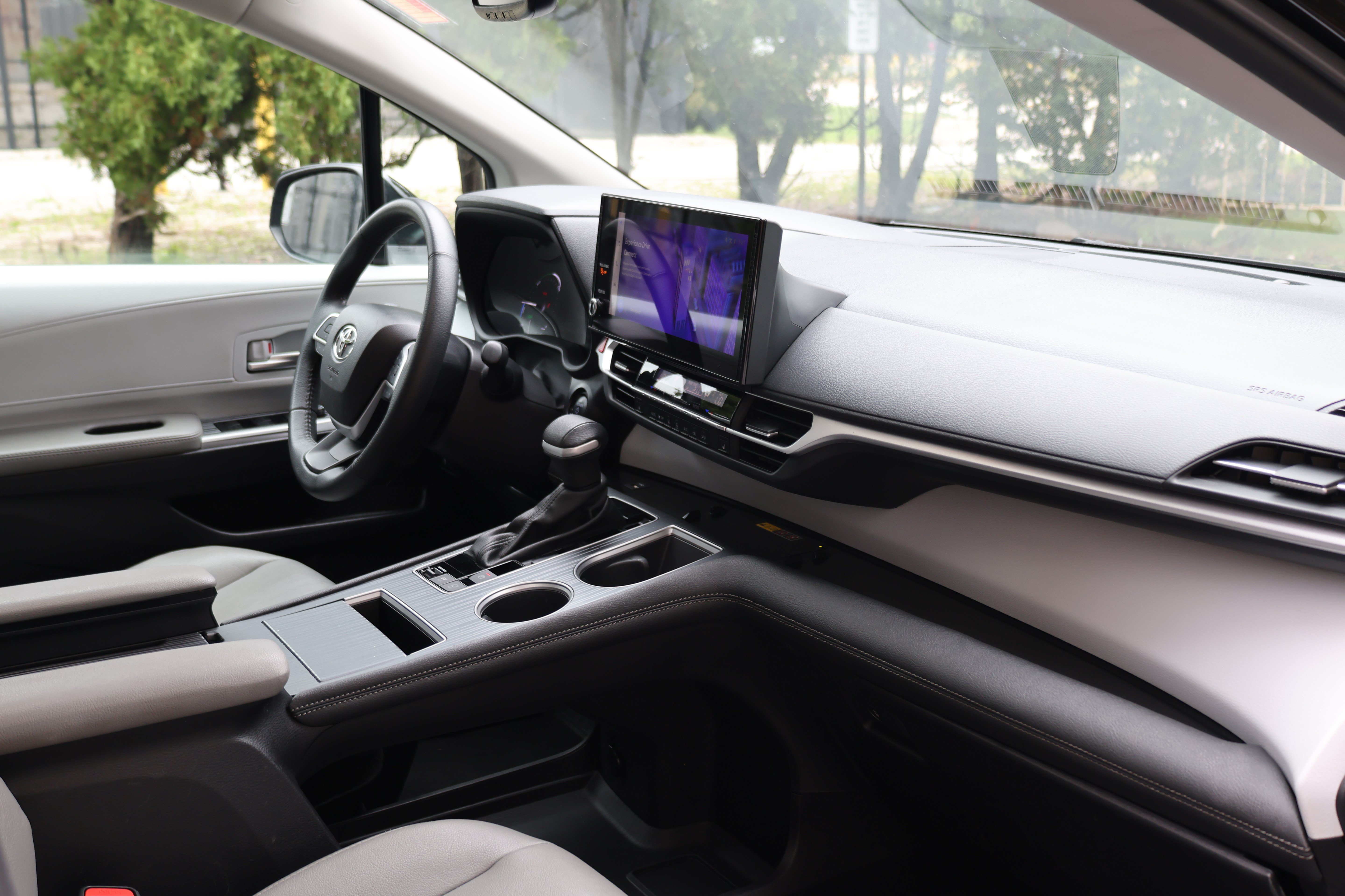 Certified 2025 Toyota Sienna XLE FWD image 40