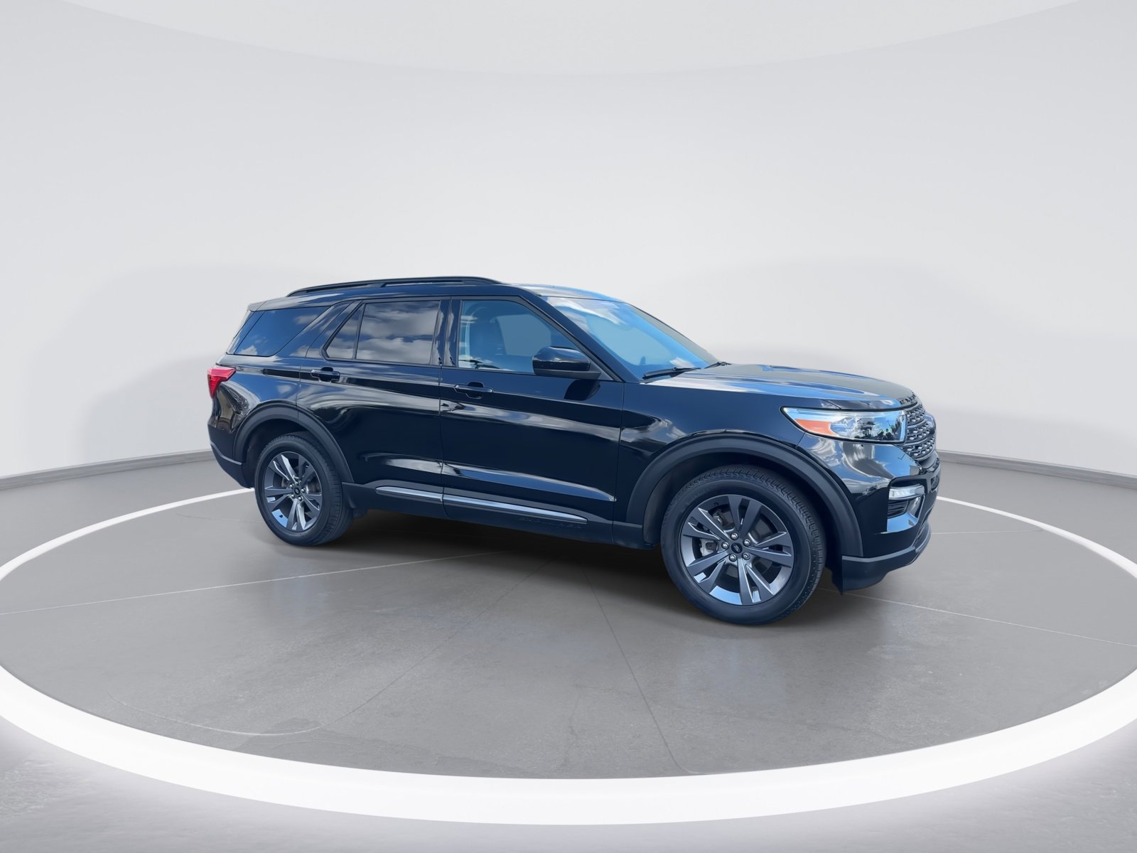 Used 2023 Ford Explorer XLT w/ Equipment Group 202A AWD/4WD image 2