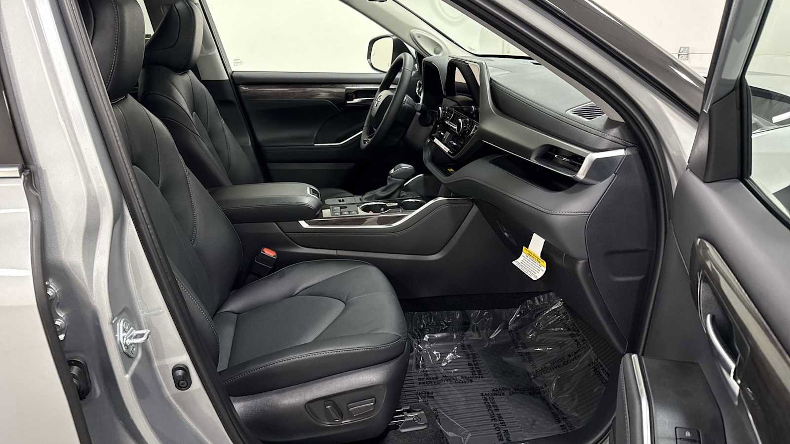 New 2025 Toyota Highlander Limited image 31