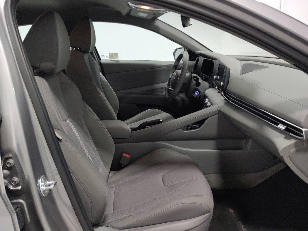 Used 2025 Hyundai Elantra SE w/ Cargo Package image 21