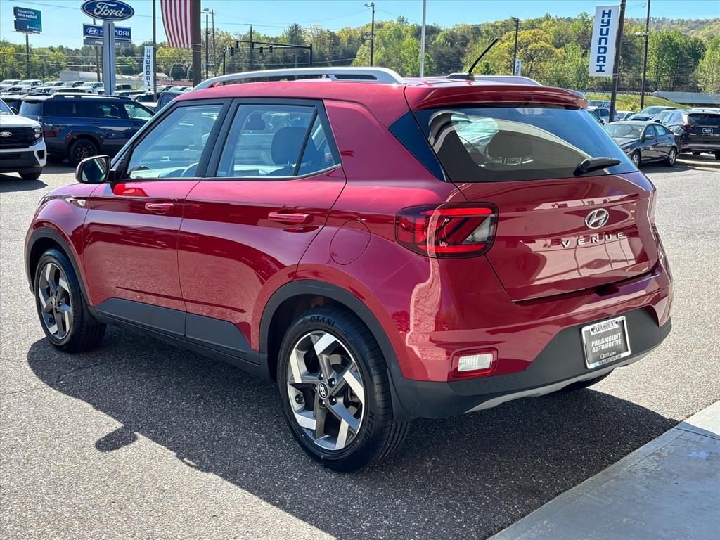 Used 2023 Hyundai Venue FWD image 2