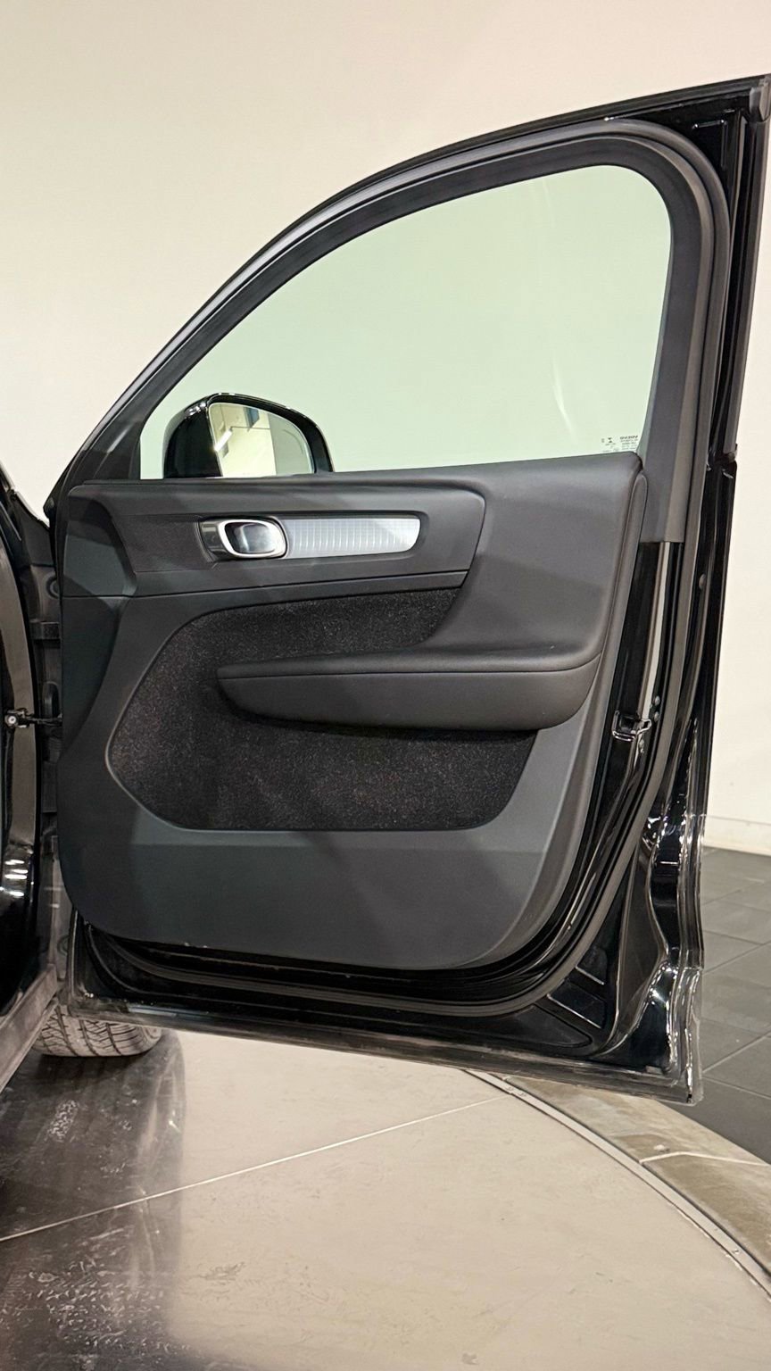 Used 2020 Volvo XC40 T5 Momentum image 42