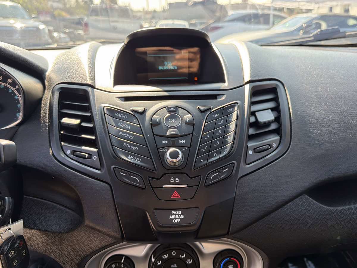 Used 2016 Ford Fiesta SE image 12