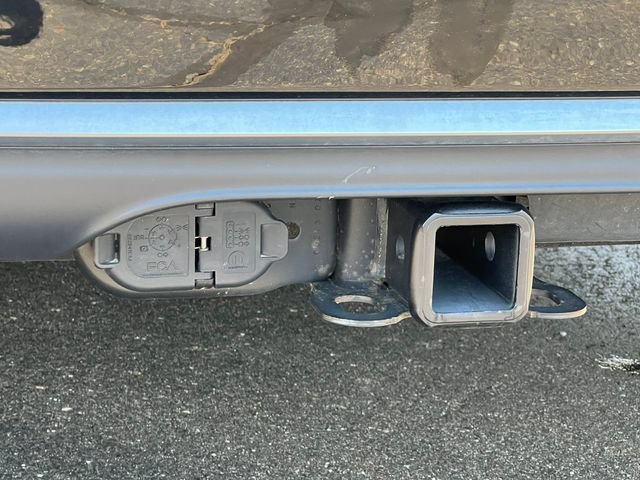 Used 2025 Chrysler Pacifica Pinnacle w/ Trailer Tow Group AWD/4WD image 13