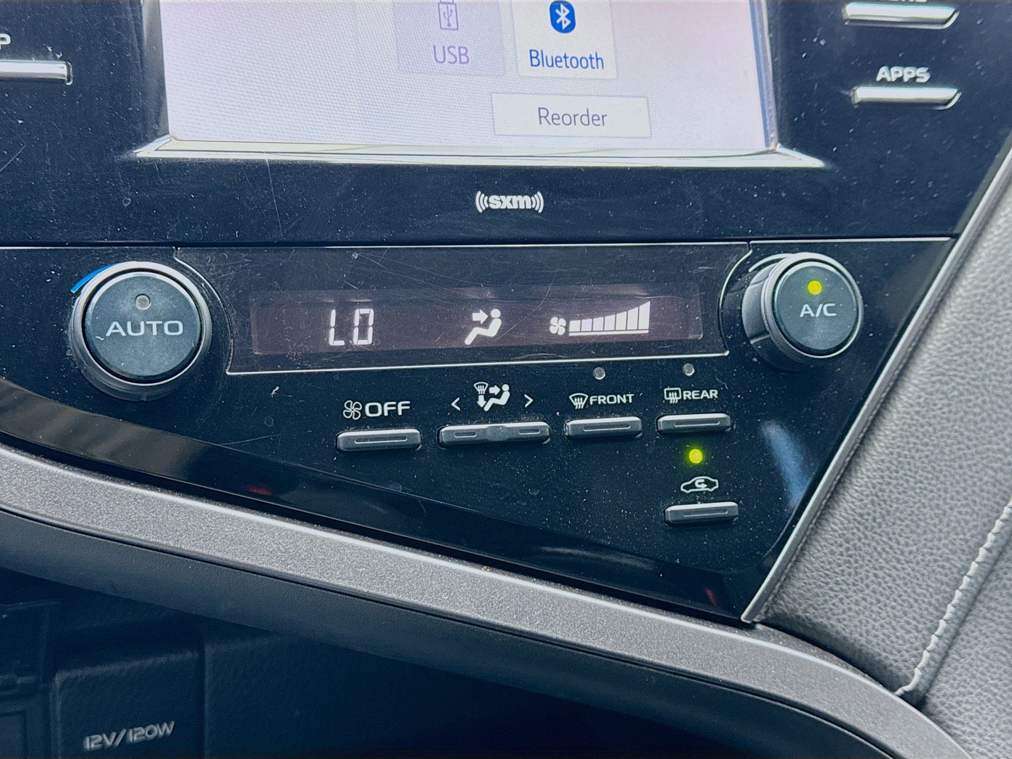 Used 2020 Toyota Camry SE image 11