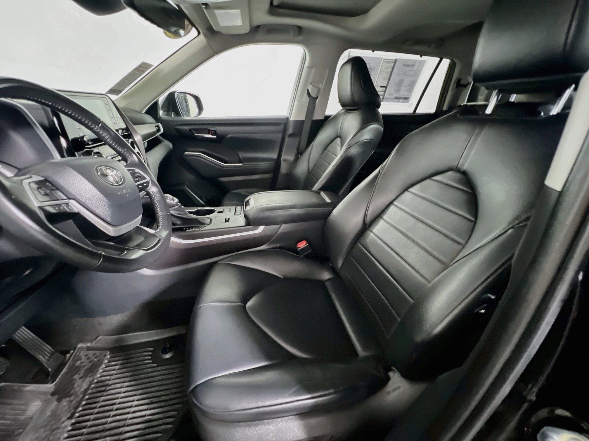 Used 2022 Toyota Highlander XLE FWD image 14
