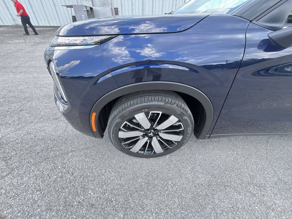 Used 2025 Mitsubishi Outlander SE image 10