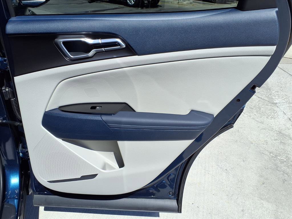 Used 2025 Kia Sportage EX image 11